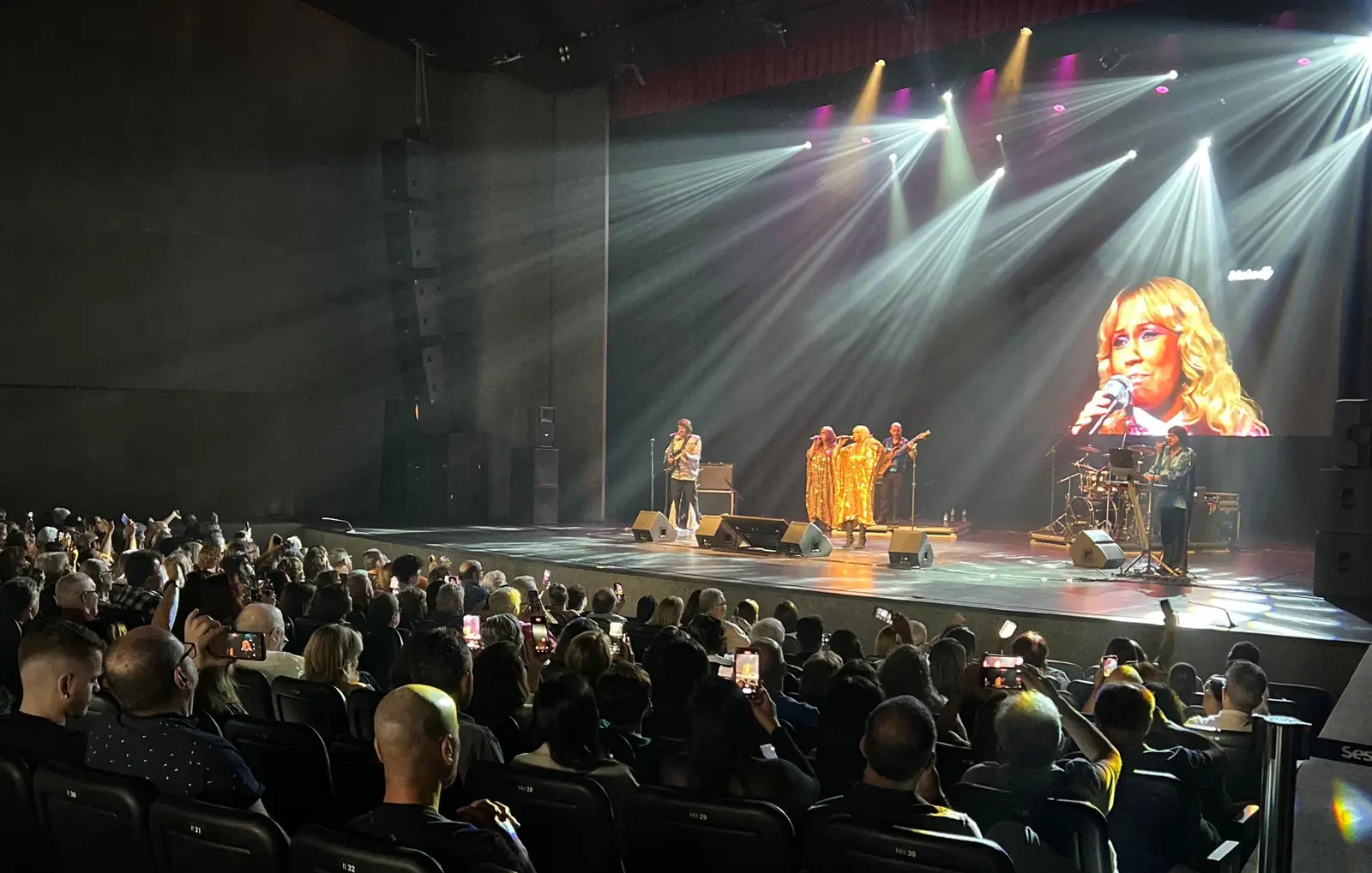 Feixes de luz sobre a banda durante o show