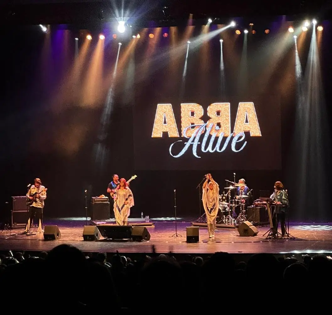 ABBA Alive em cena com luz de palco