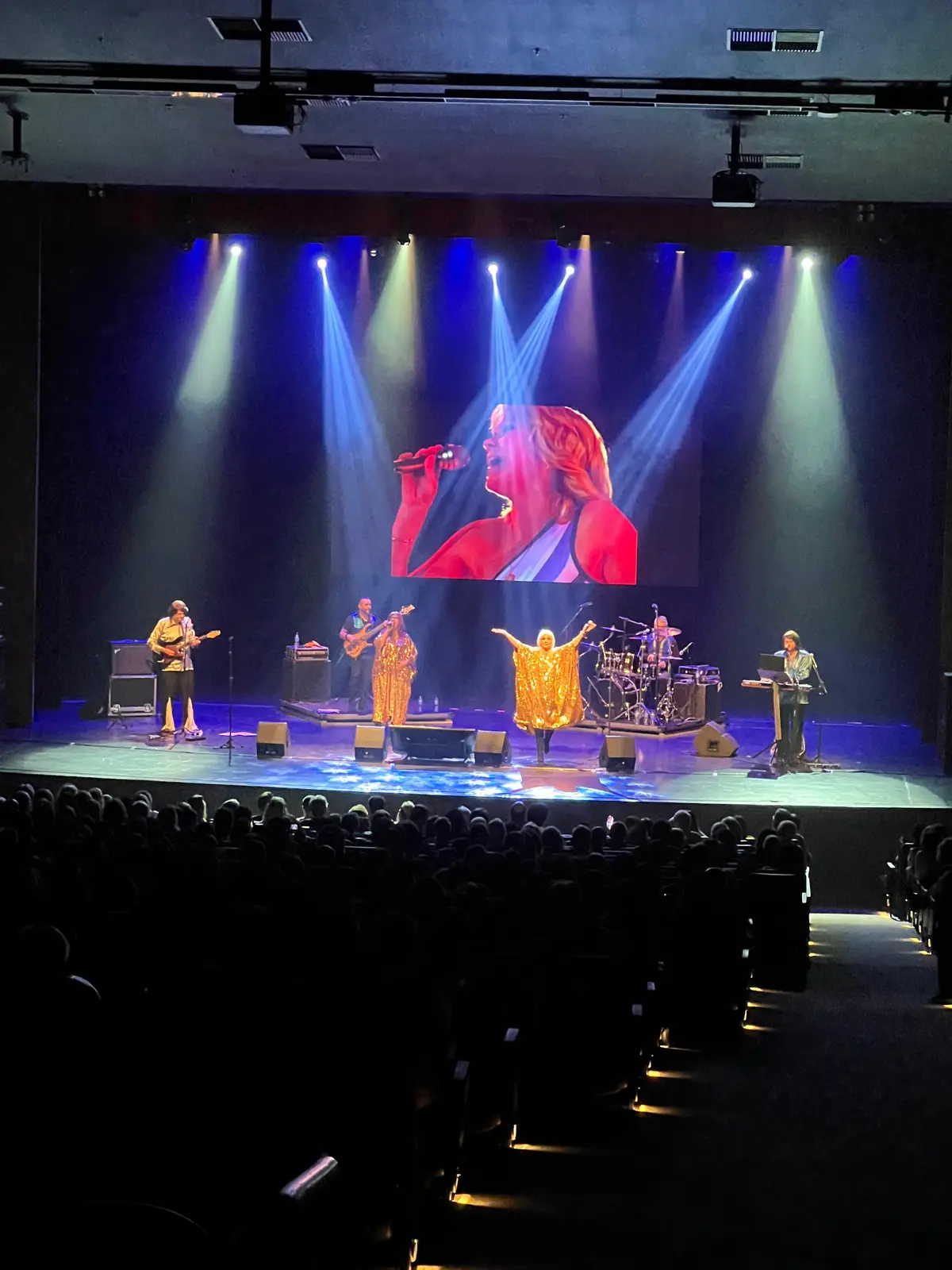 Show do ABBA Alive visto da plateia, com luzes azuis